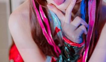 Kuuko W在网上秀礼服，反正大家都是云看一起“膜拜”吧！